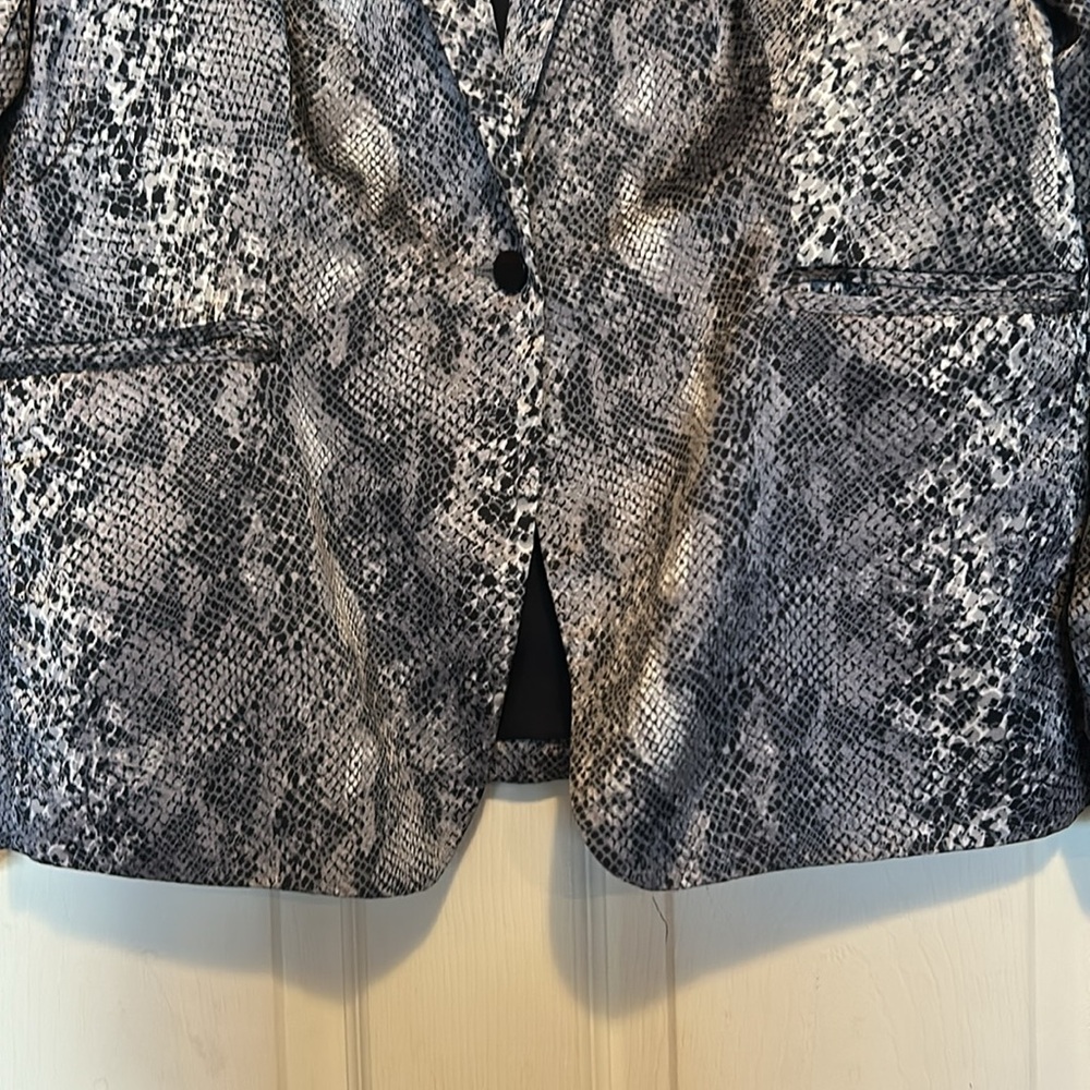 Dana Buchman Black and Gray Snake Print Blazer - Picture 3 of 8